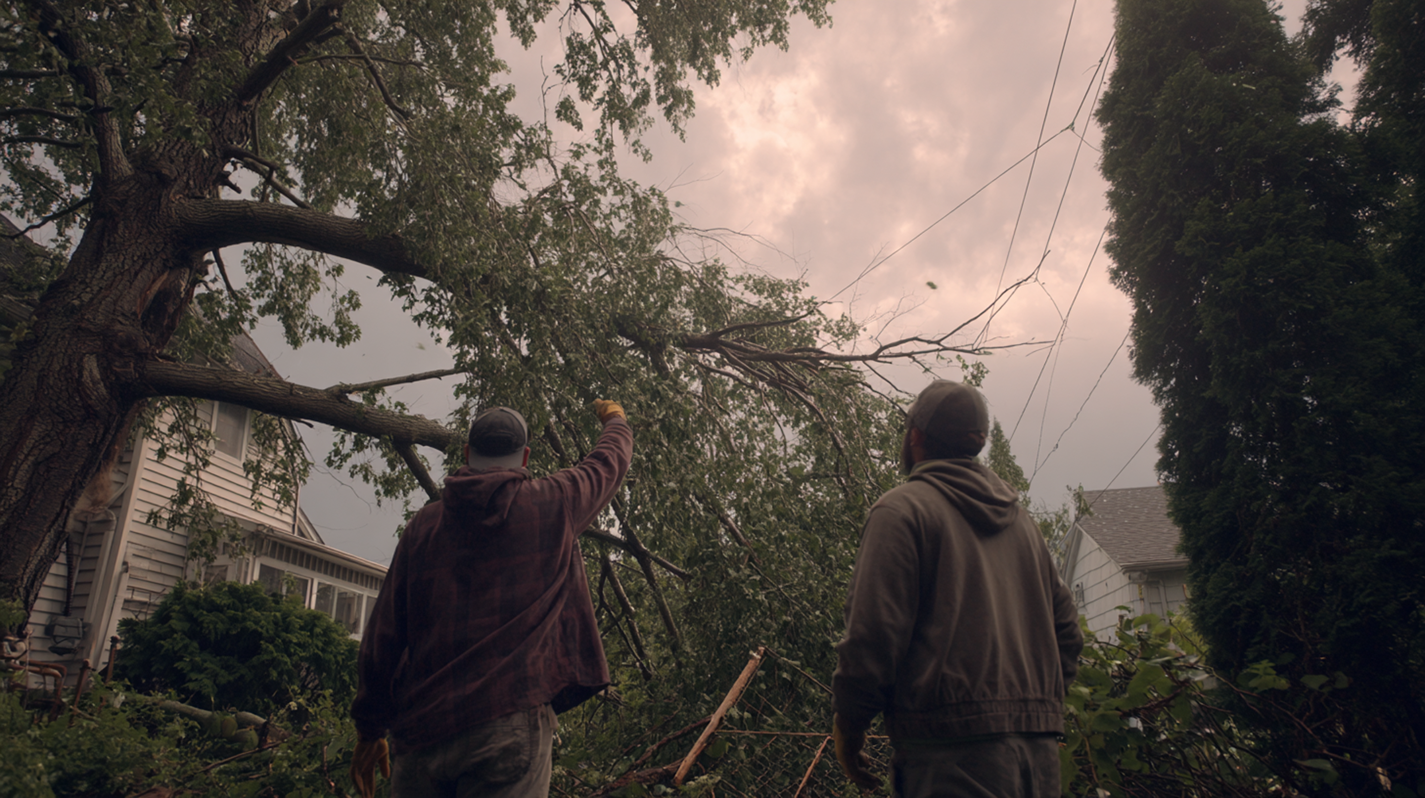 Crew work near utility power lines